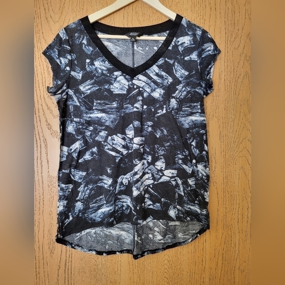 Simply Vera Vera Wang Tops - Simply Vera Vera Wang black h white stroke crinkle high low v neck tee M